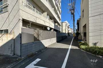 敷地の南側前面道路（西側から）