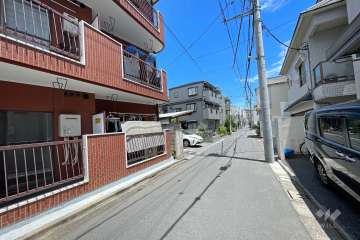 敷地南側の前面道路（西側から）