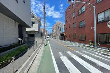 敷地西側の前面道路（南側から）