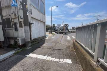 敷地の北側前面道路（東側から）