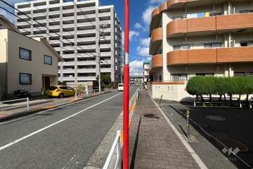 敷地の西側前面道路（南側から）