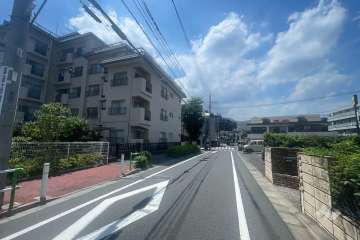敷地の北東側前面道路（南東側から）