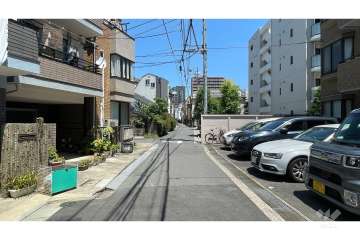 敷地の北側前面道路（西側から）