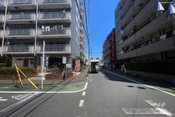 敷地の東側前面道路（南側から）
