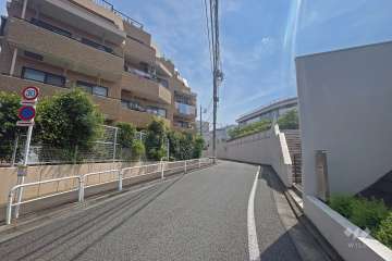 敷地の東側前面道路（南側から）