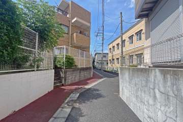 敷地の西側前面道路（北側から）