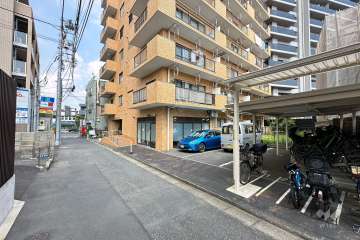 敷地の北西側前面道路（南西側から）