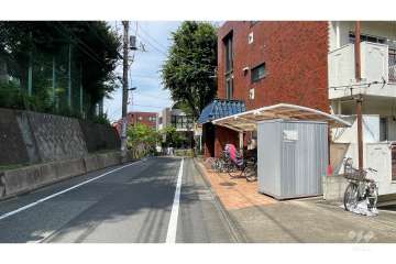 敷地の西側前面道路（南側から）