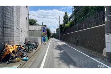 敷地の西側前面道路（北側から）