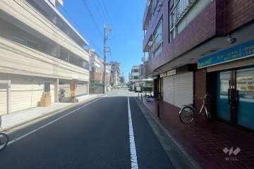 敷地の西側前面道路（南側から）