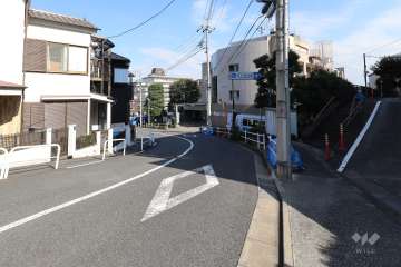 敷地の北側前面道路（西側から）