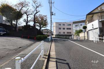 敷地の北側前面道路（東側から）