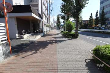 敷地西側の前面道路
