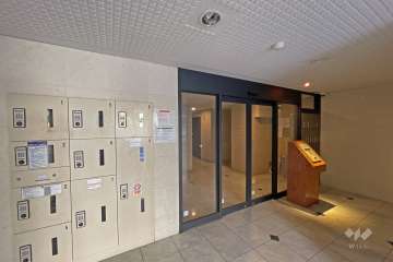 エントランスはオートロック付きです。