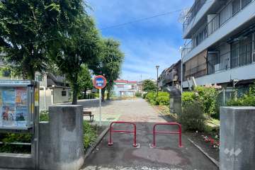 敷地に隣接した東新児童遊園