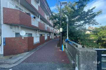 敷地南側の前面通路（西側から）