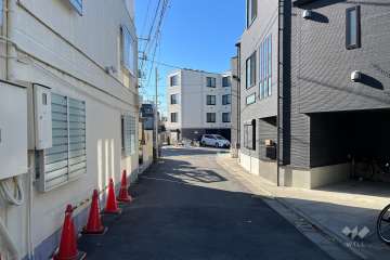 敷地北西側の前面道路（北東側から）