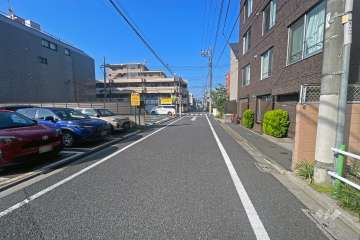 敷地の東側前面道路（北側から）