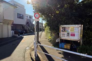 敷地南東側の前面道路（北東側から）