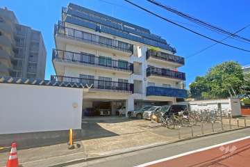 秀和大山レジデンスの外観（北東側から）