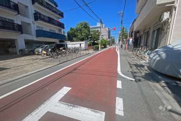 敷地の北側前面道路（西側から）
