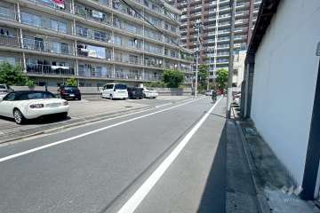 敷地の東側前面道路（南側から）