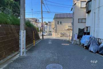 敷地の北側前面道路（東側から）