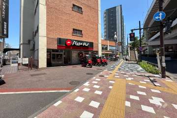 敷地の南側前面道路（西側から）