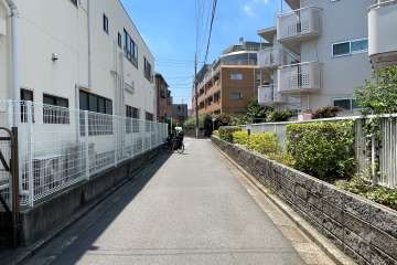 敷地の東側前面道路（北側から）