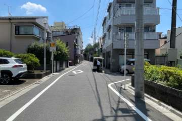 敷地の北側前面道路（東側から）