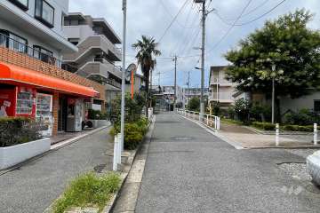 敷地の北側前面道路（東側から）
