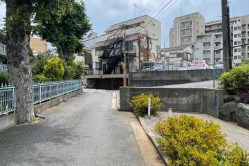 敷地の北東側前面道路（南東側から）