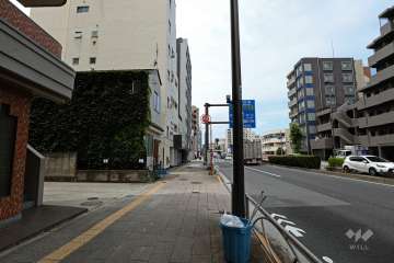 敷地北東側の前面道路（南東側から）