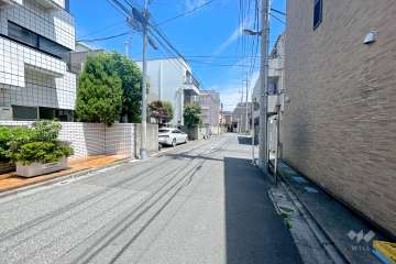 敷地の北側前面道路（東側から）