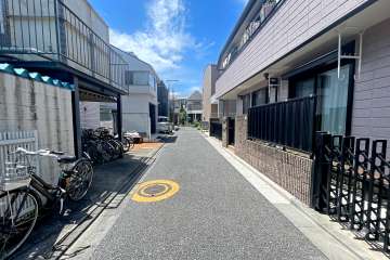 敷地の南側前面道路（西側から）