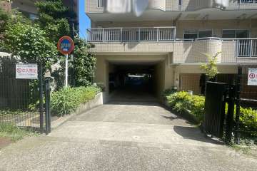 駐車場の出入り口　