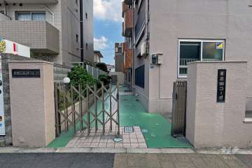 敷地入り口