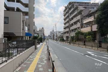 敷地の北側前面道路（東側から）