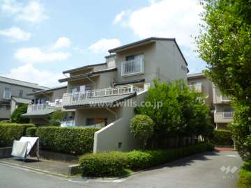 公社山田西A団地A-11棟の外観（南東側から）