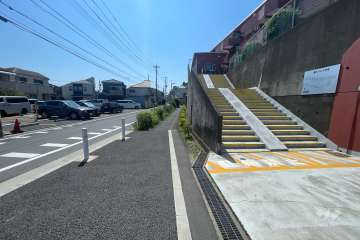 敷地の北側前面道路（西側から）