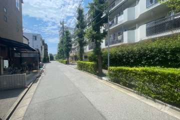 敷地の南側前面道路（東側から）