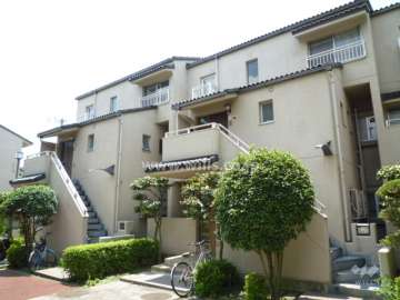 屋根は瓦葺きです。