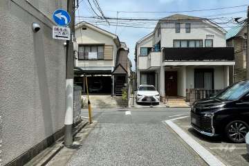 敷地東側の前面道路（南側から）