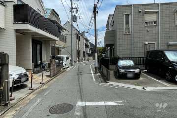 敷地北側の前面道路（西側から）