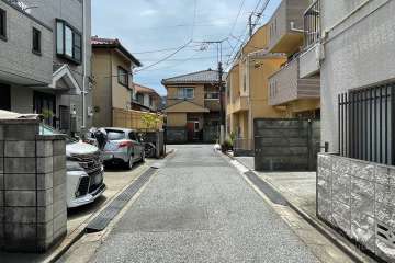 敷地東側の前面道路（北側から）