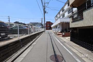 敷地北側の前面道路（東側から）