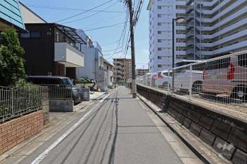 敷地北側の前面道路（西側から）