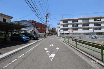 敷地西側の前面道路（南側から）