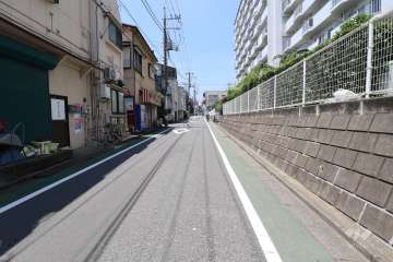 敷地南側の前面道路（東側から）