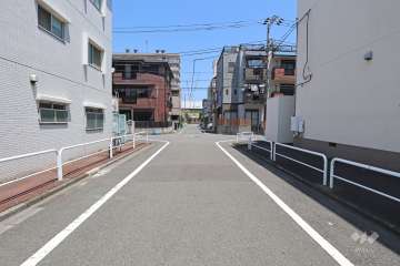 敷地西側の前面道路（南側から）